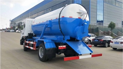 東風清洗吸糞車與吸污車 城市環(huán)衛(wèi)的得力助手